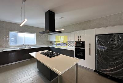 3 Bed Apartment in Riverside - 3