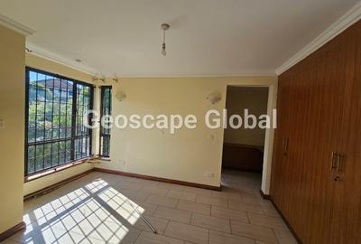 5 Bed House with En Suite in Runda