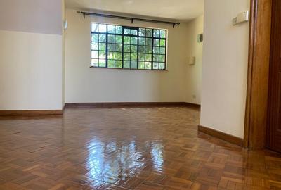5 Bed House with En Suite in Lavington - 3