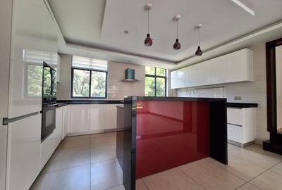 5 Bed Townhouse with En Suite at Mugumo