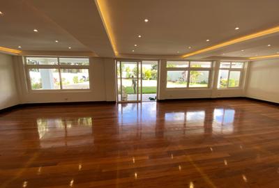 5 Bed House with En Suite in Runda - 2