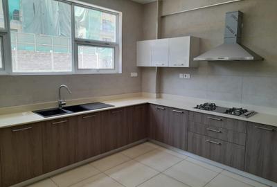 4 Bed Apartment with En Suite in General Mathenge