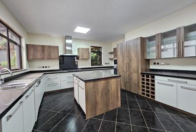 5 Bed Townhouse with En Suite in Lavington - 3