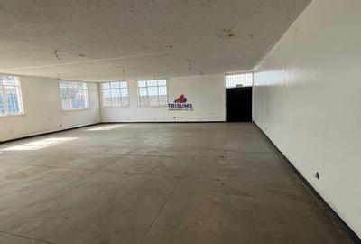 5,000 ft² Warehouse with Parking in Industrial Area