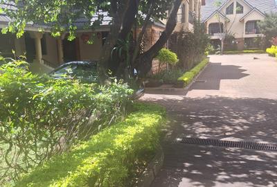 5 Bed Townhouse with En Suite in Lavington - 2