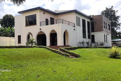 5 Bed House with En Suite in Runda