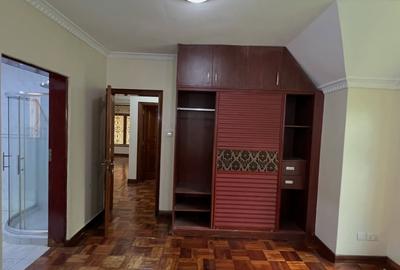 5 Bed Villa with En Suite in Lavington - 4