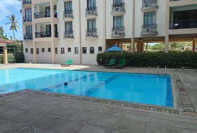 Serviced 2 Bed Apartment with En Suite at Greenwood Drive - 4