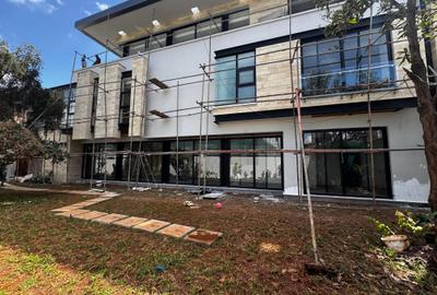 5 Bed Townhouse with En Suite in Westlands Area