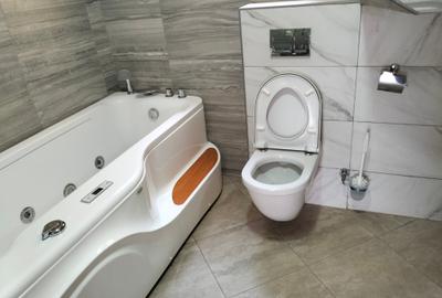 5 Bed Townhouse with En Suite in Lavington - 2