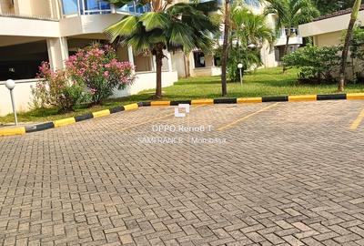 Serviced 4 Bed Apartment with En Suite at Greenwood Drive - 3
