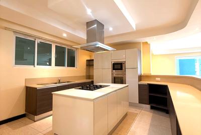 3 Bed Apartment with En Suite in Riverside - 4