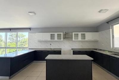 3 Bed Apartment with En Suite in General Mathenge