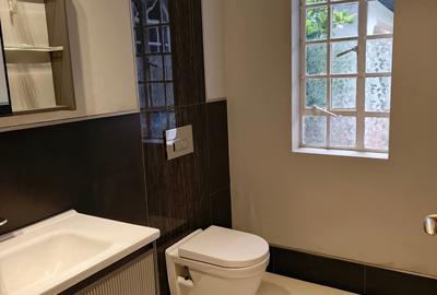 5 Bed House with En Suite in Runda