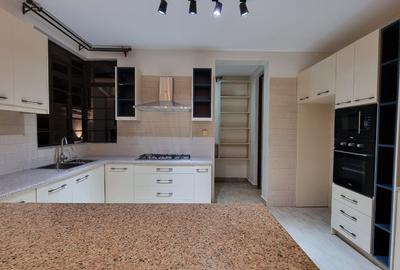 4 Bed House with En Suite at Membley - 2