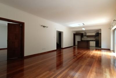 4 Bed Villa with En Suite at Lavington - 2