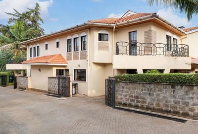 5 Bed Townhouse with En Suite in Lavington - 3