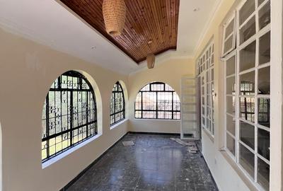 5 Bed House with En Suite in Mountain View - 4