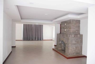 5 Bed House with En Suite at Garden Estate - 3