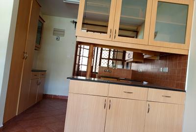 2 Bed Apartment with En Suite in Rhapta Road