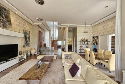 4 Bed Townhouse with En Suite in Spring Valley - 2