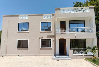 4 Bed Villa with En Suite at Beach Road