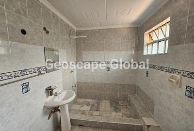 5 Bed House with En Suite in Nyari