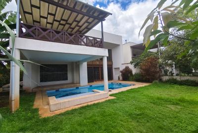 5 Bed Villa with En Suite at Lavington Green