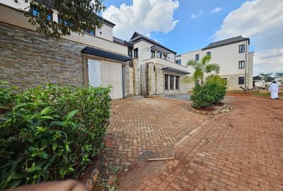 6 Bed House with En Suite in Runda