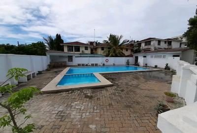 3 Bed Apartment with En Suite at Links Road - 2