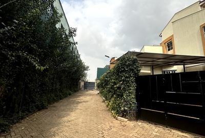 5 Bed House with En Suite in Lavington - 3