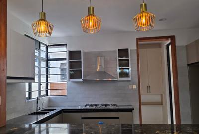 5 Bed Villa with En Suite in Membley - 4