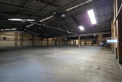 40,000 ft² Warehouse with Parking in Industrial Area - 4