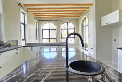 5 Bed House with En Suite in Loresho