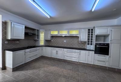 5 Bed Townhouse with En Suite in Lavington - 3