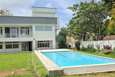 5 Bed House with En Suite in Runda - 4
