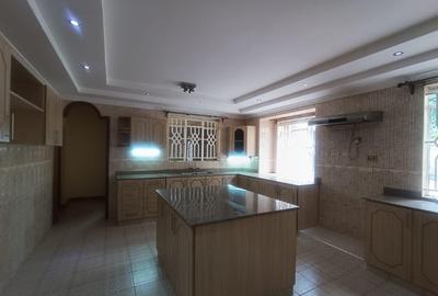 6 Bed House with En Suite in Runda