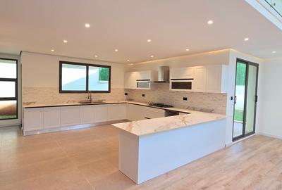 5 Bed House with En Suite at Lavington Green - 3