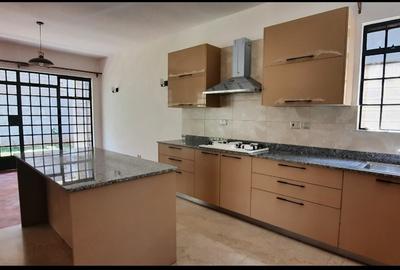 5 Bed Townhouse with En Suite in Lavington - 3