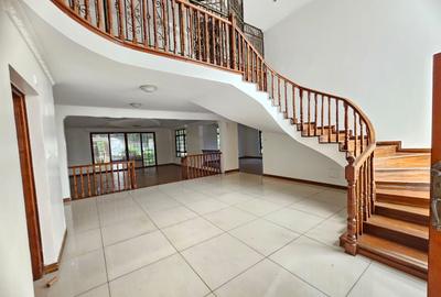 5 Bed House with En Suite in Runda