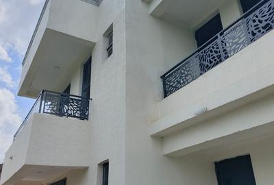 4 Bed Townhouse with En Suite at Membley - 4