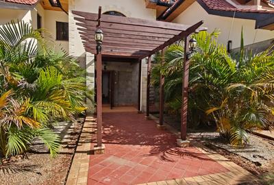 6 Bed Villa with En Suite in Karen - 2