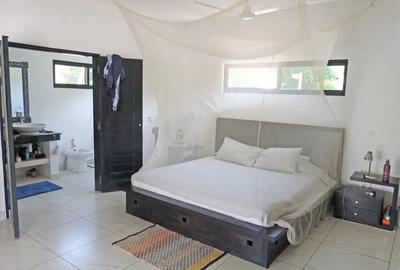 4 Bed Villa with En Suite in Watamu - 3