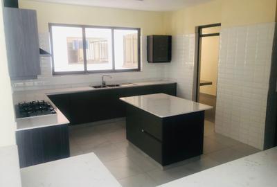 4 Bed Apartment with En Suite in Westlands Area