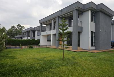 5 Bed Townhouse with En Suite in Ridgeways - 3