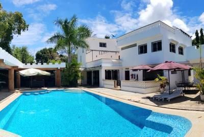 5 Bed Villa with En Suite in Kikambala