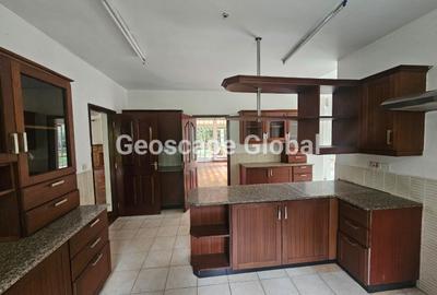 5 Bed House with En Suite in Rosslyn - 4