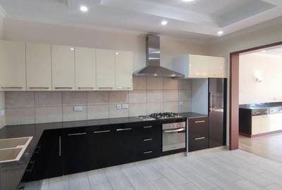 3 Bed Apartment with En Suite in Riverside