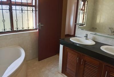 5 Bed Townhouse with En Suite in Runda - 3