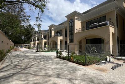 6 Bed Townhouse with En Suite in Lavington